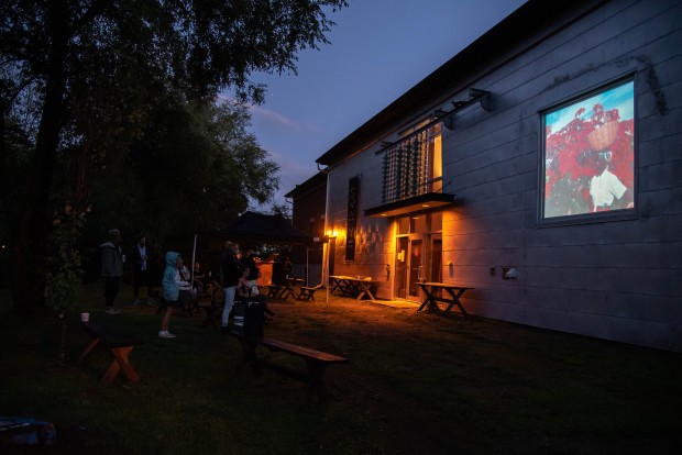 Projection d'une oeuvre vidéo en rétroprojection dans une fenêtre de l'édifice de La Filature.