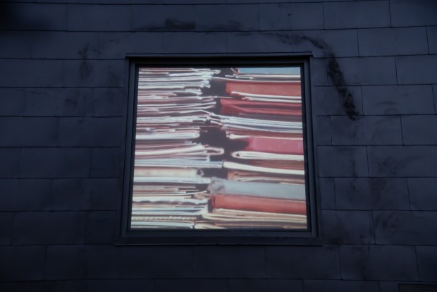 Rétroprojection vidéo présentée dans une fenêtre de l'édifice de La Filature.