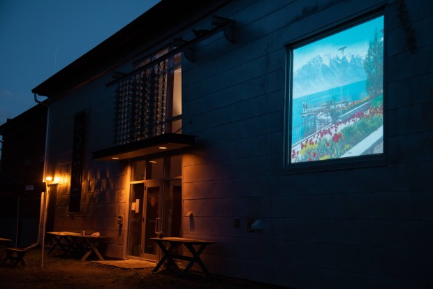 Rétroprojection vidéo présentée dans la fenêtre de l'édifice de La Filature.